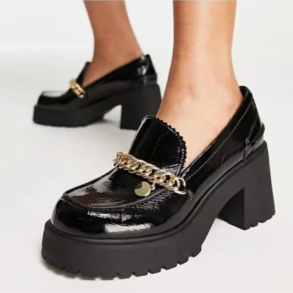 BRAND NEW SODA SPICY CHUNKY MID HEALED LOAFERS WITH CHAIN